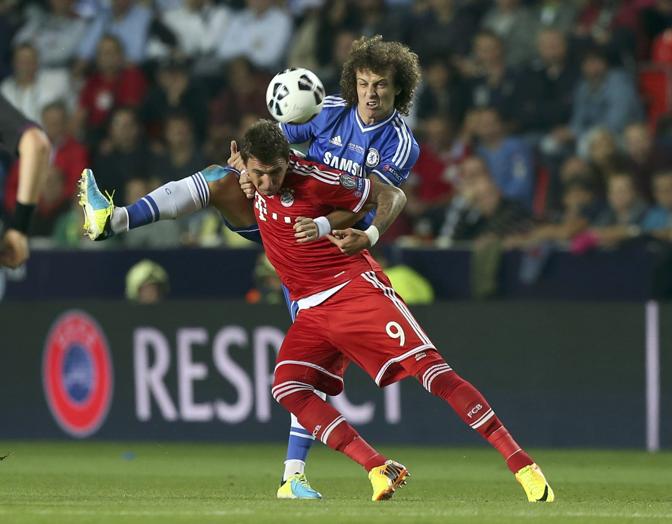 Mario Mandzikic del Bayern resiste a David Luiz.  Action Images